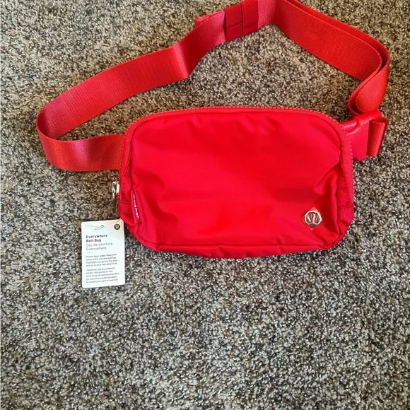 lululemon athletica Red everywhere belt bag brand new - Picture 3 of 5